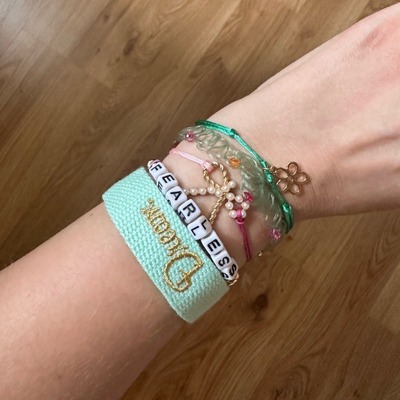 Taylor Swift “fearless” 5 bracelet bundle - Picture 2 of 7